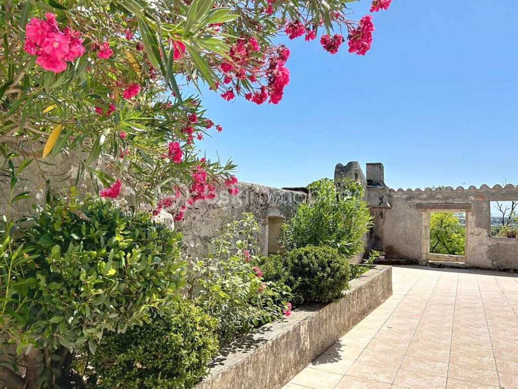 Maison à saisir – 4 pièces – 1 chambre – 85 m²