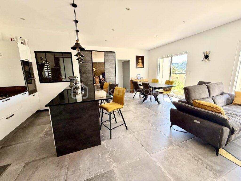 À VENDRE VILLA MODERNE 89M2 – 3 CHAMBRES + GARAGE – SUR 750 M2 DE TERRAIN À GRÉOUX LES BAINS – 4 pièces – 3 chambres – 88 m²