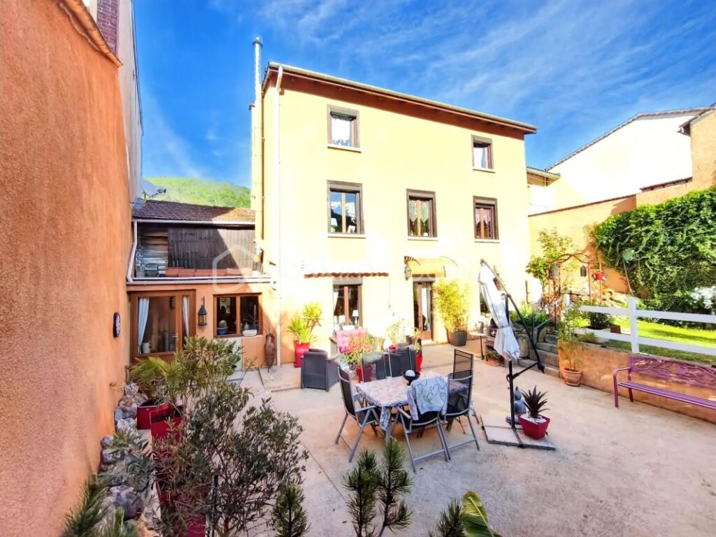 ✨ COUP DE CŒUR – Maison de caractère en pierre avec volumes et extérieur de qualité ✨ – 9 pièces – 6 chambres – 198 m²