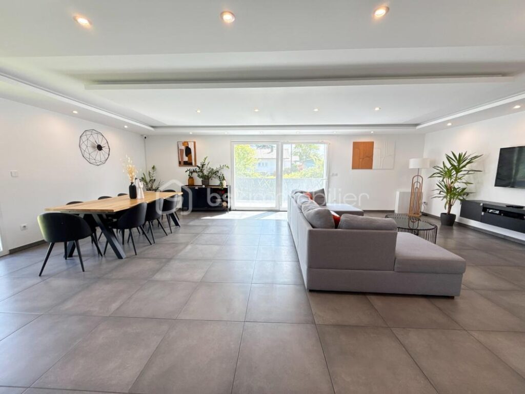Maison contemporaine 2015 – 140m2 – 5,12 ares de terrain – 5 pièces – 4 chambres – 140 m²
