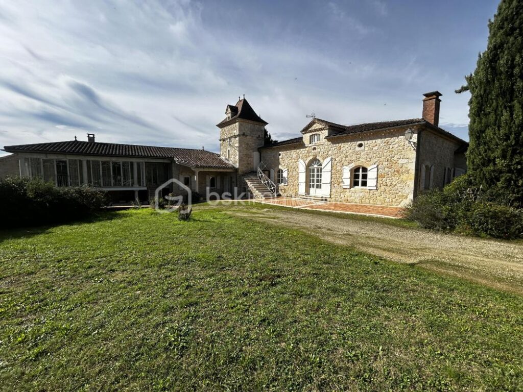 SUPERBE PROPRIETE EN PIERRES – PISCINE – TERRAIN – DEPENDANCE- CACHET – 7 pièces – 4 chambres – 332 m²