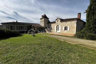SUPERBE PROPRIETE EN PIERRES – PISCINE – TERRAIN – DEPENDANCE- CACHET – 7 pièces – 4 chambres – 332 m²