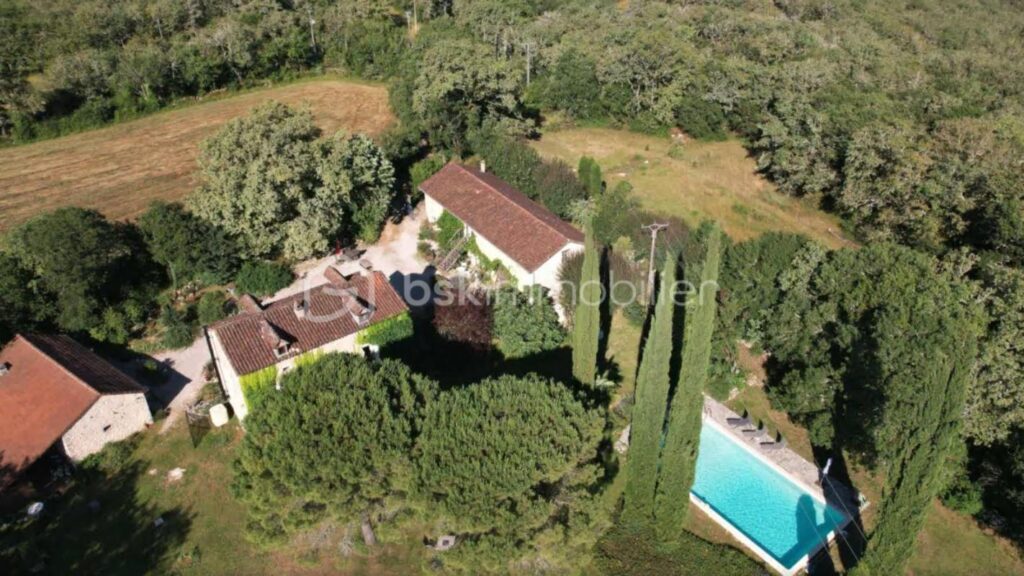 Évasion rustique en pleine campagne : sublime corps de ferme avec piscine et vaste terrain à Berganty – 15 pièces – 3 chambres – 374 m²