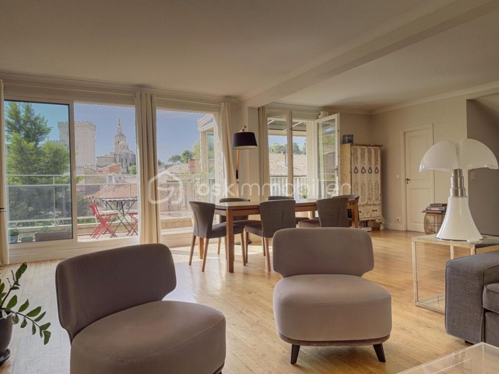 Appartement haut de gamme avec vue sur le Palais des Papes – 6 pièces – 5 chambres – 180 m²