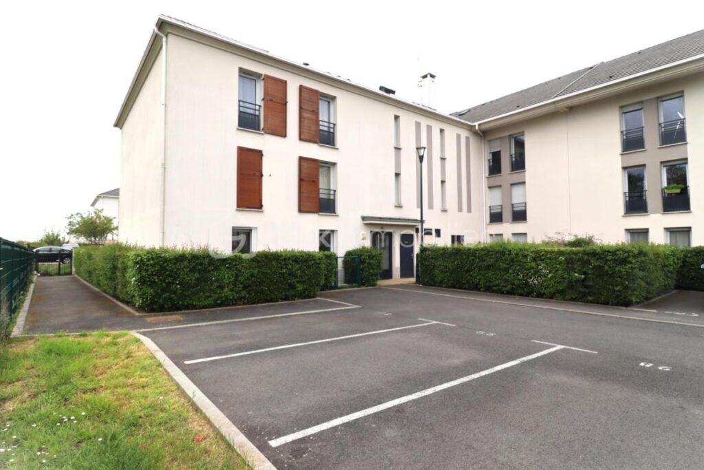 AGREABLE APPARTEMENT TRAVERSANT ET LUMINEUX ( 3 pieces 53 m² ) AVEC PLACE DE PARKING PRIVATIVE – 3 pièces – 2 chambres – 53 m²