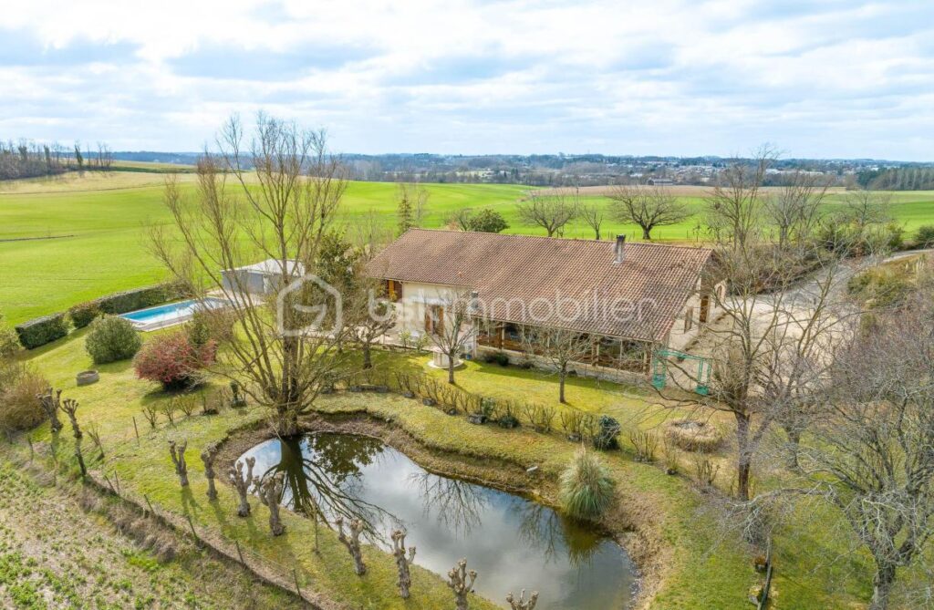 Havre de paix de 410m2 sur un terrain de 13000m2 avec Piscine – 11 pièces – 6 chambres – 410 m²
