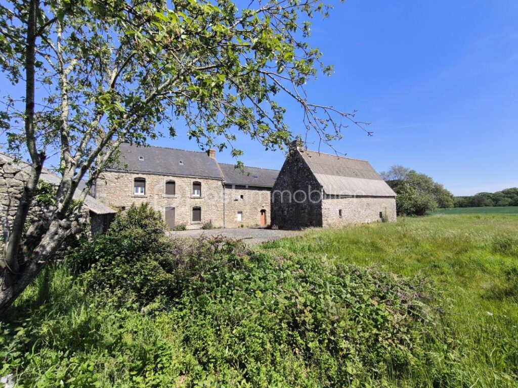 Longère en pierre 200 m² + dépendance – terrain 2 000 m² – A pied des sentiers côtiers – 6 pièces – 5 chambres – 200 m²