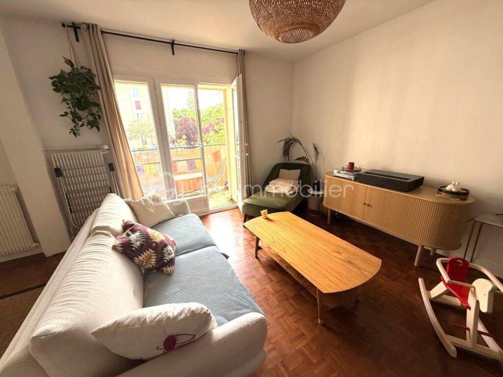 Pantin — Appartement 4 pièces traversant 69,47 m², en parfait état, balcon, cave et parking – 3 pièces – 2 chambres – 69 m²