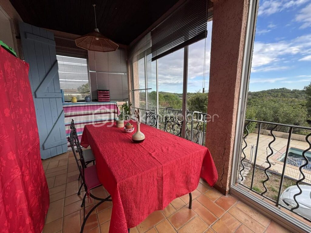 VILLA TRADITIONNELLE – VUE DEGAGEE – 5 pièces – 2 chambres – 160 m²