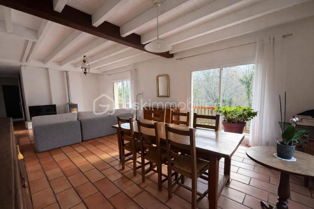 Maison familiale 183 m² avec piscine, grand terrain et vue nature – Rovon à proximité immédiate de Vinay – 6 pièces – 4 chambres – 183 m²