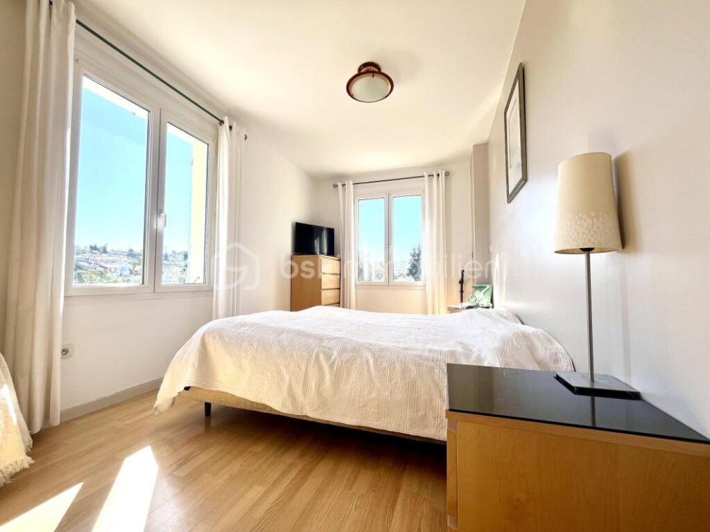 VILLA T4 + T2 – Saint Paul En Forêt – Vue exceptionnelle, au calme avec un fort potentiel ! – 6 pièces – 4 chambres – 145 m²