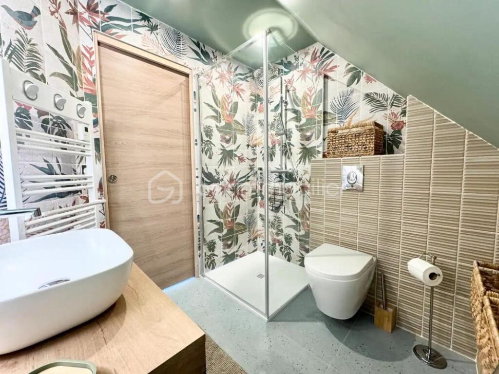 SUPERBE T2 BIS RENOVE ET MEUBLE – 35 M² AU SOL – GOLFE DU MORBIHAN – PISCINE – PARC – 3 pièces – 2 chambres – 25 m²