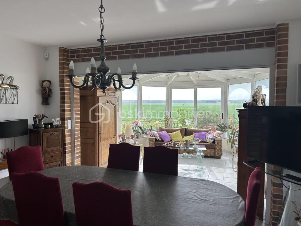 Maison spacieuse et lumineuse de 145m² avec terrasse agréable – 7 pièces – 3 chambres – 145 m²