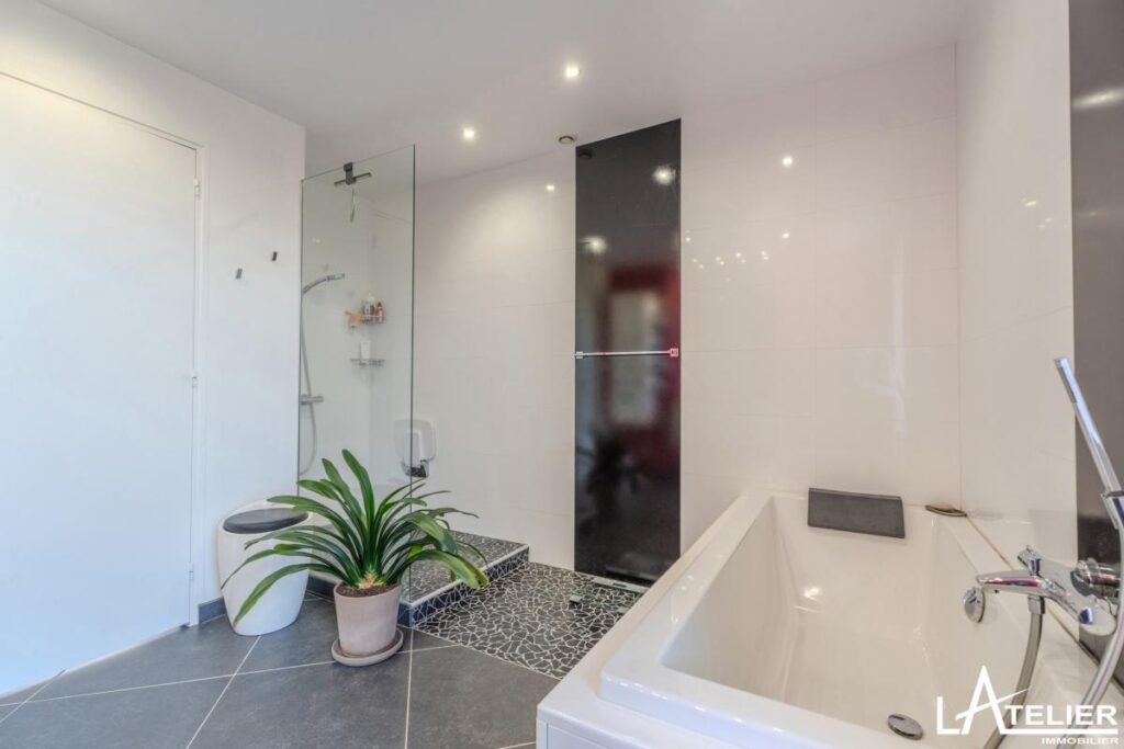 Maison en pierres bon état fort potentiel, atypique – 9 pièces – 5 chambres – 273 m²