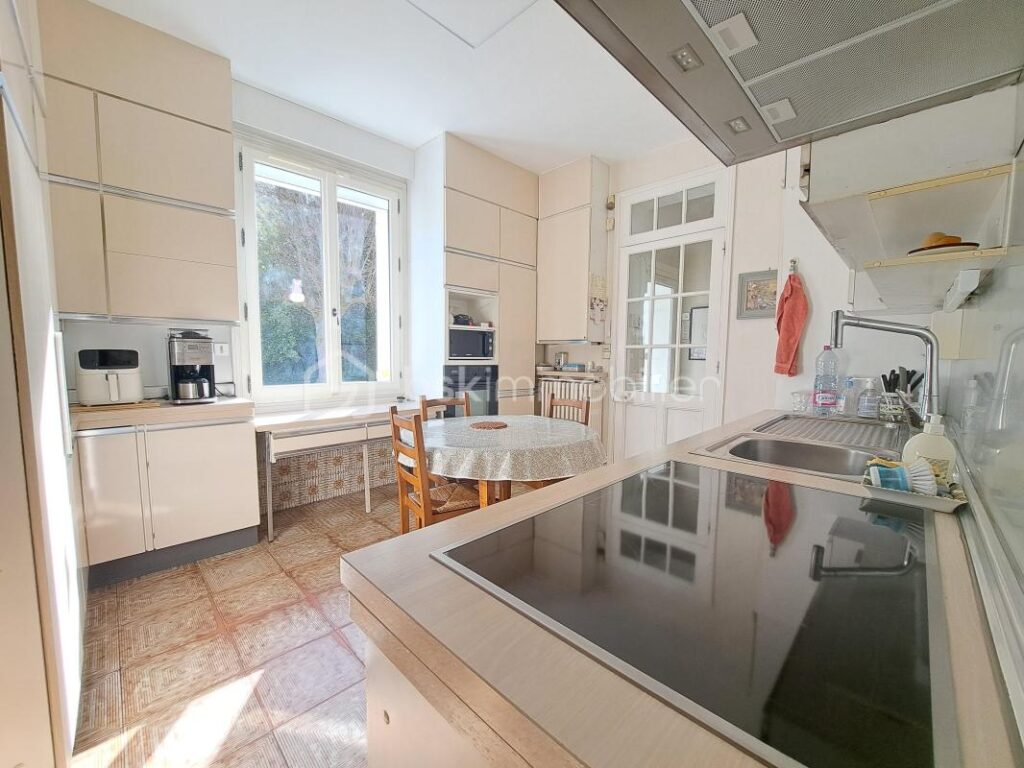 PROPRIETE DE CARACTETRE AVEC DEPENDANCE SUR ENVIRON 3750 M² DE TERRAIN DANS UN ENVIRONNEMENT CALME – 10 pièces – 7 chambres – 222 m²