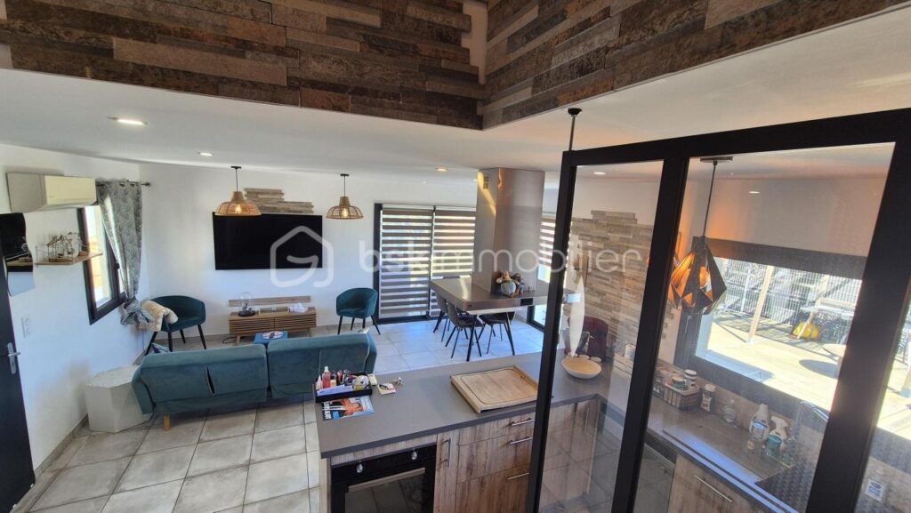 A VENDRE VILLA TROIS FACES DE 96M² SUR TERRAIN DE 394M A SAINT CYPRIEN – COTE VILLAGE – EN IMPASSE – TROIS CHAMBRES – DEUX PIECES D EAU – DEUX TOILETTES – BUANDERIE – PISCINE – TERRASSE – PROCHE DES ECOLES DES COMMERCES ET DES PLAGES – 5 pièces – 3 chambres – 96 m²