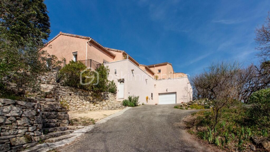 Vue panoramique 180° – Position dominante – À 15 min de Montélimar – 6 pièces – 4 chambres – 194 m²