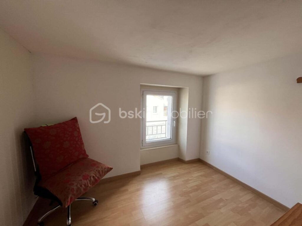 Maison 5 chambres sur jardin clos – GESTE – 260 000 € HAI – 8 pièces – 5 chambres – 166 m²