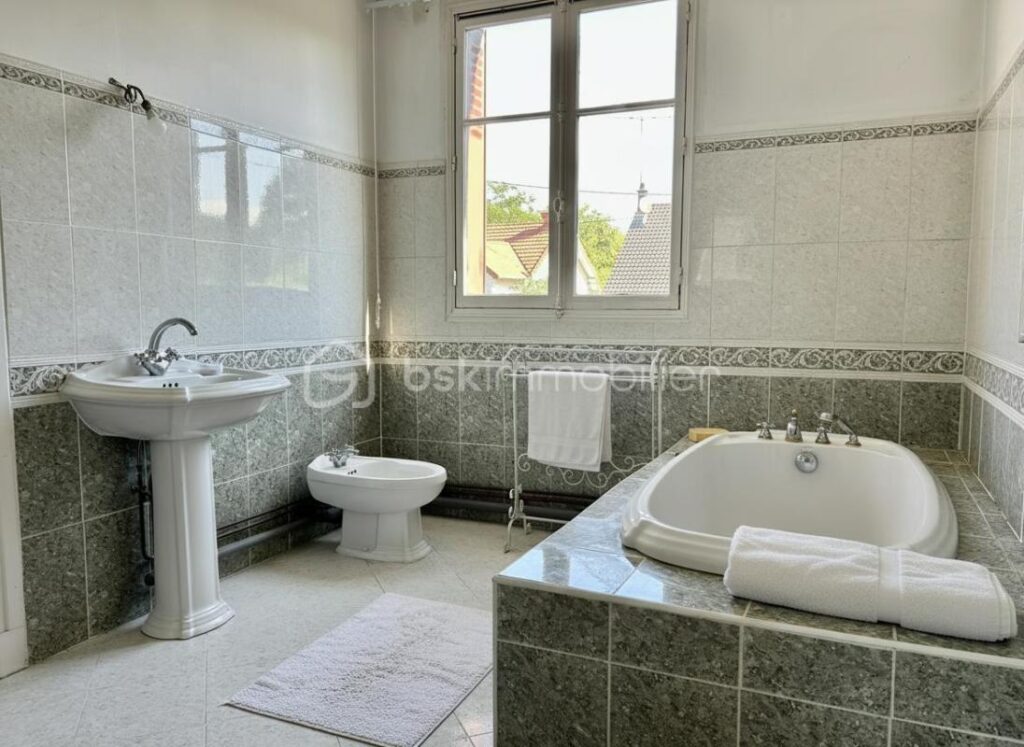 Maison 7 pièces de 170m² à CHARTRETTES (77590) – 7 pièces – 5 chambres – 170 m²