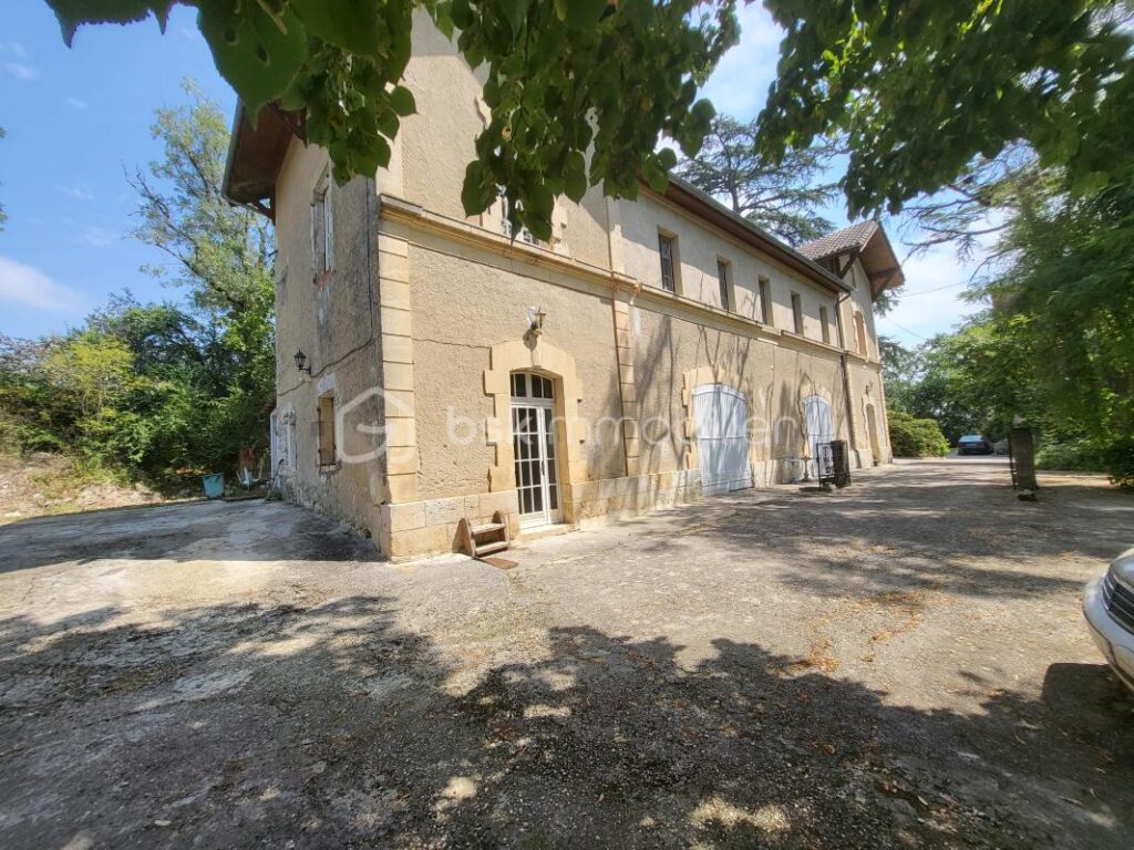 CHATEAU 32 PIECES+DEPENDANCES – PROPRIETE 9 HECTARES – NR pièces – 4 chambres – 919 m²