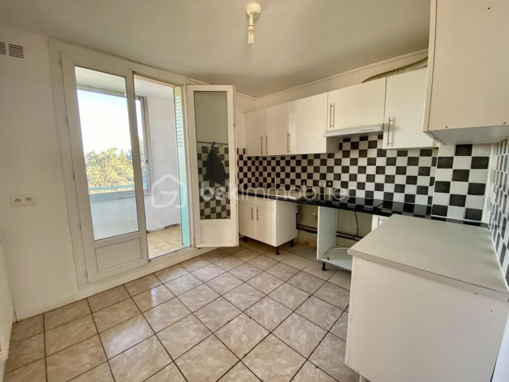 Appartement 4 pièces – 66 m² – Lumineux – Vue dégagée – Fort potentiel – 5 pièces – 3 chambres – 66 m²