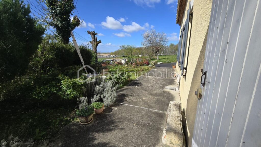 Maison en pierre avec 100m2 de dépendances – 7 pièces – 3 chambres – 172 m²