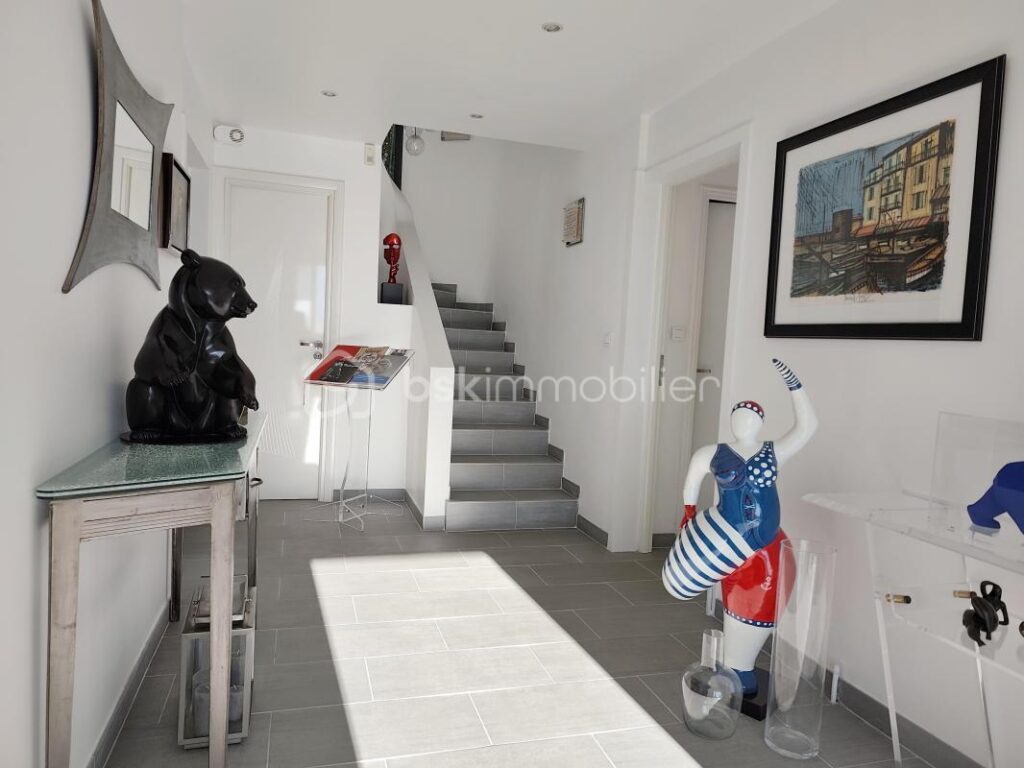 Villa d&rsquo;exception 270m², 2 appartements, piscine, vue – 7 pièces – 5 chambres – 264 m²