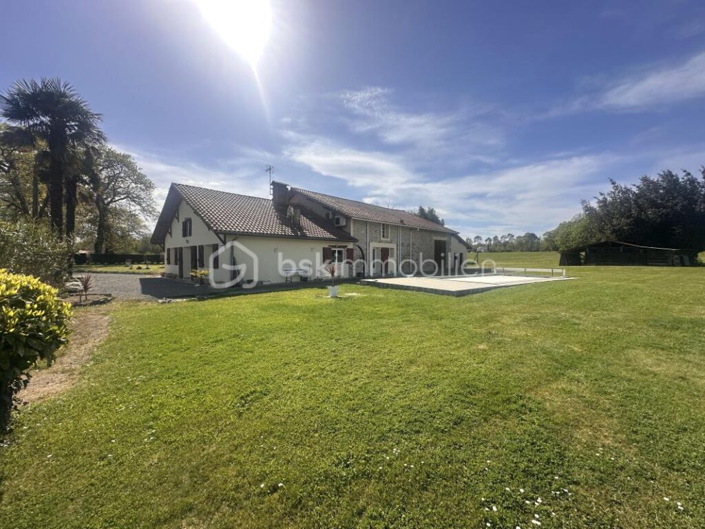 **Maison landaise de caractère avec piscine et parc arboré – Fort potentiel** – 5 pièces – 4 chambres – 164 m²