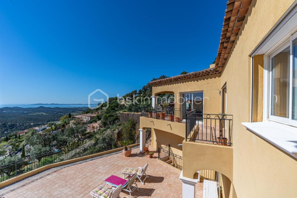 Belle propriété de 230 m² avec vue mer panoramique sur les îles d&rsquo;or – Piscine et ascenseur – 6 pièces – 4 chambres – 230 m²