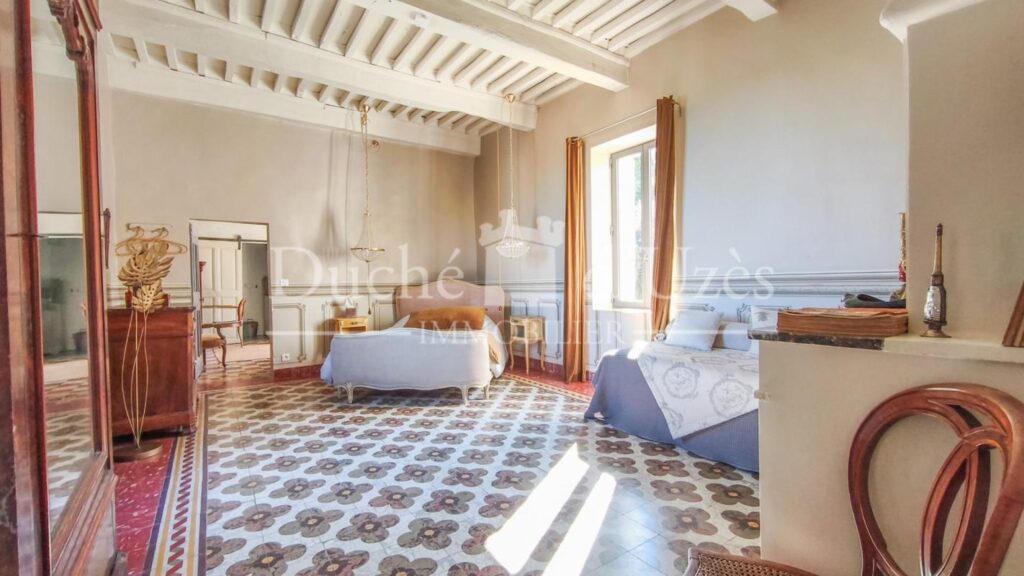 Maison – 14 pièces – 7 chambres – 330 m²