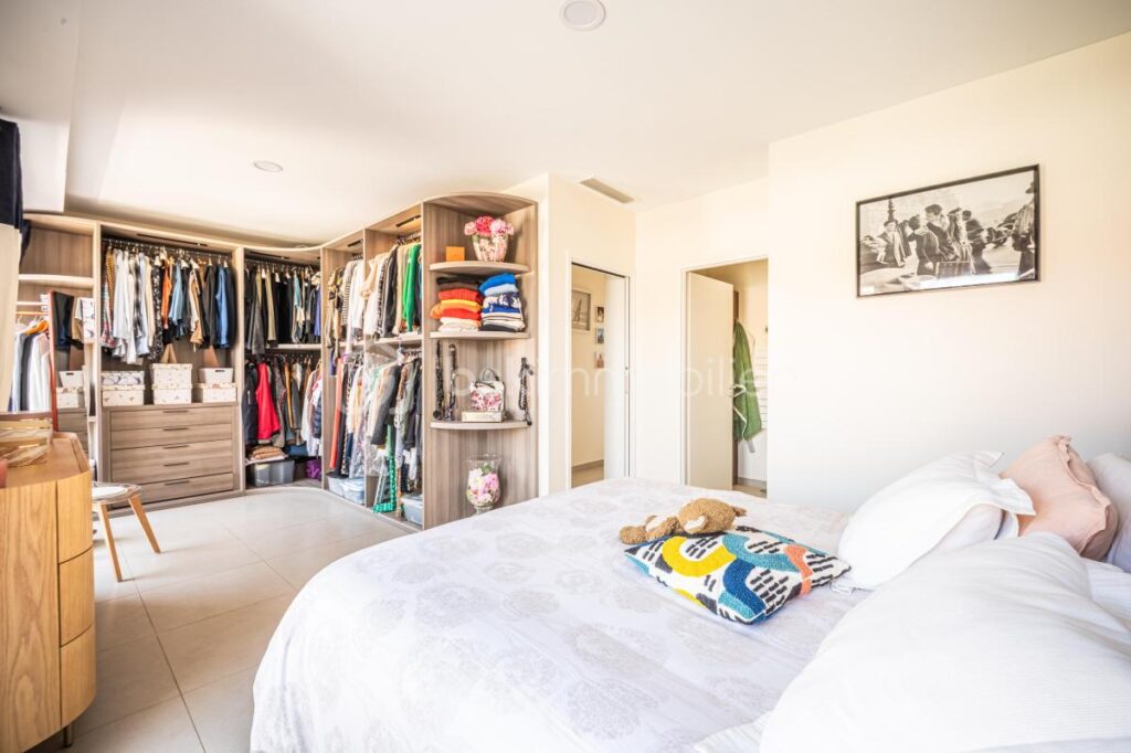 DPT VAR (83) – APPARTEMENT MODERNE ET SPACIEUX – VUE MER ET COLLINE – 4 pièces – 3 chambres – 106 m²