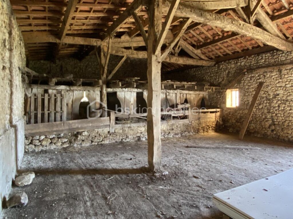 Belle maison en pierre à rénover de 150m2 avec deux dépendances de 100m2 et terrain de 47 hectares – 4 pièces – 2 chambres – 150 m²