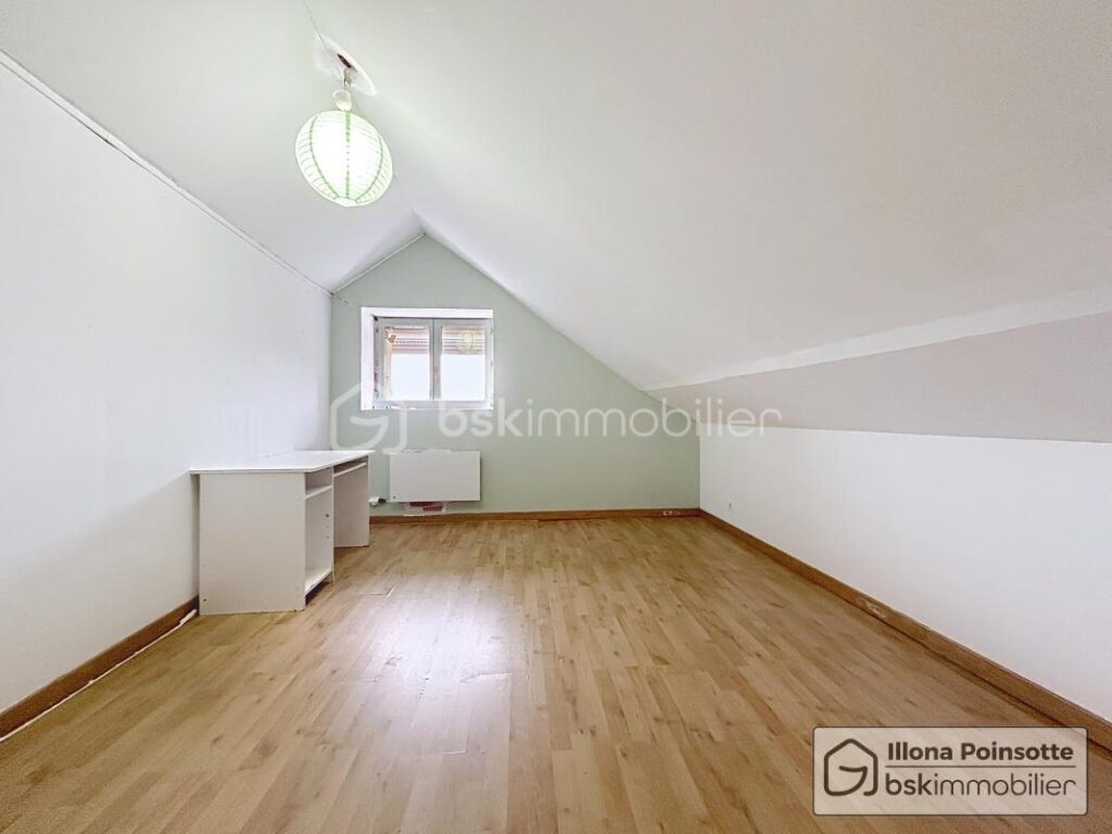 Maison avec dépendances et 1 hectare de terrain – 5 pièces – 4 chambres – 100 m²