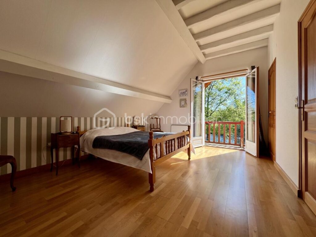 Maison traditionnelle – 5 pièces – 3 chambres – 162 m²