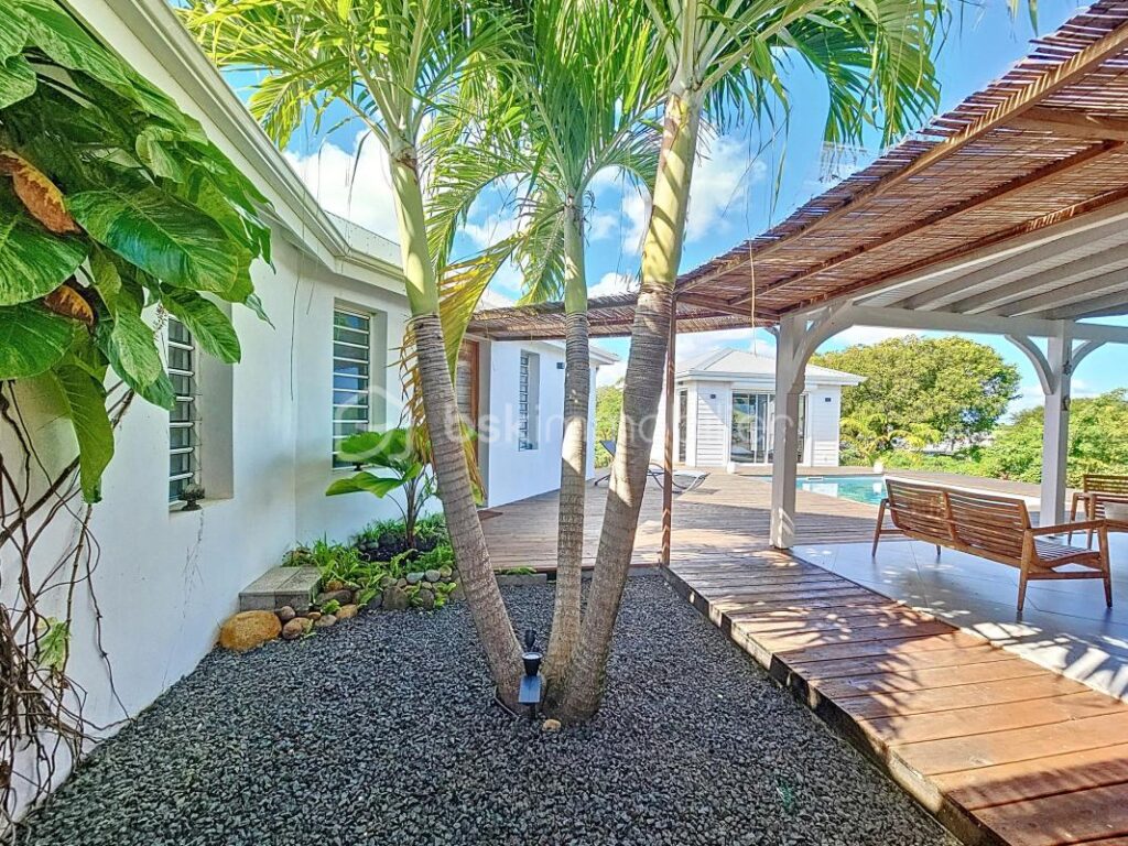 Maison contemporaine avec piscine et résiduel de construction – 4 pièces – 3 chambres – 119 m²