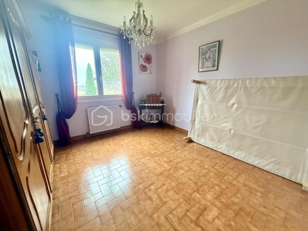 🏡À VENDRE VILLA DE 130 M2 + GRANDE VÉRANDA AVEC VUE PANORAMIQUE – GARAGE ET ABRIS DE JARDIN – FORT POTENTIEL SUR 1060 M2 DE TERRAIN – VALENSOLE – PRIX 305 000 € 🌿✨ – 5 pièces – 3 chambres – 130 m²