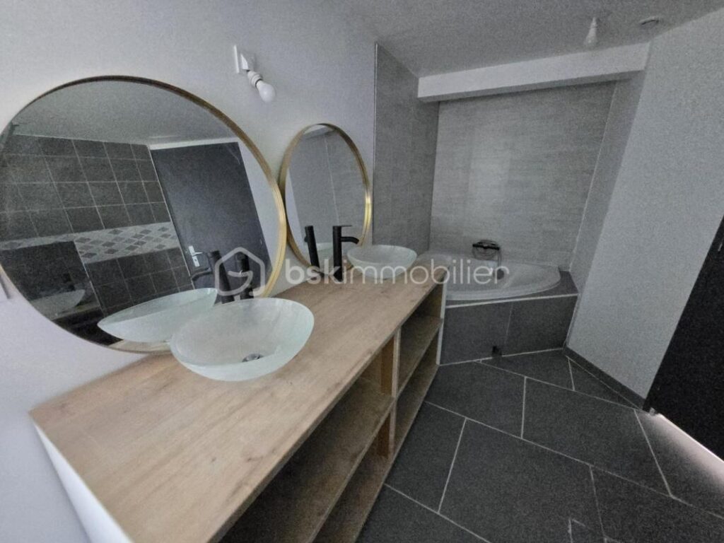 Magnifique Maison de village de 133m² à Saint Léger des Vignes – 6 pièces – 5 chambres – 133 m²