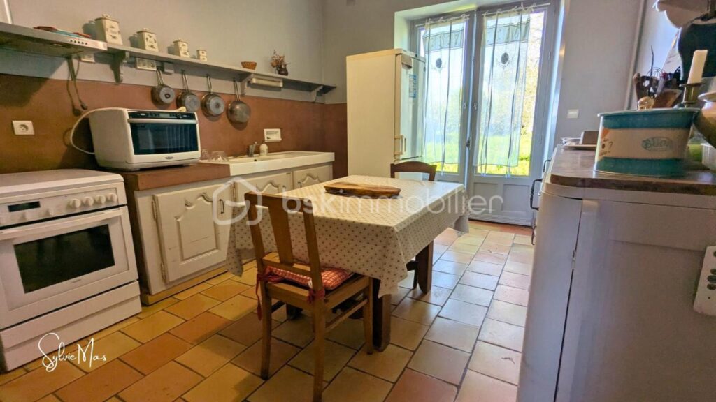 Ancienne grange en pierre sur 2,7 hectares avec vue dégagée au calme – 4 pièces – 3 chambres – 140 m²