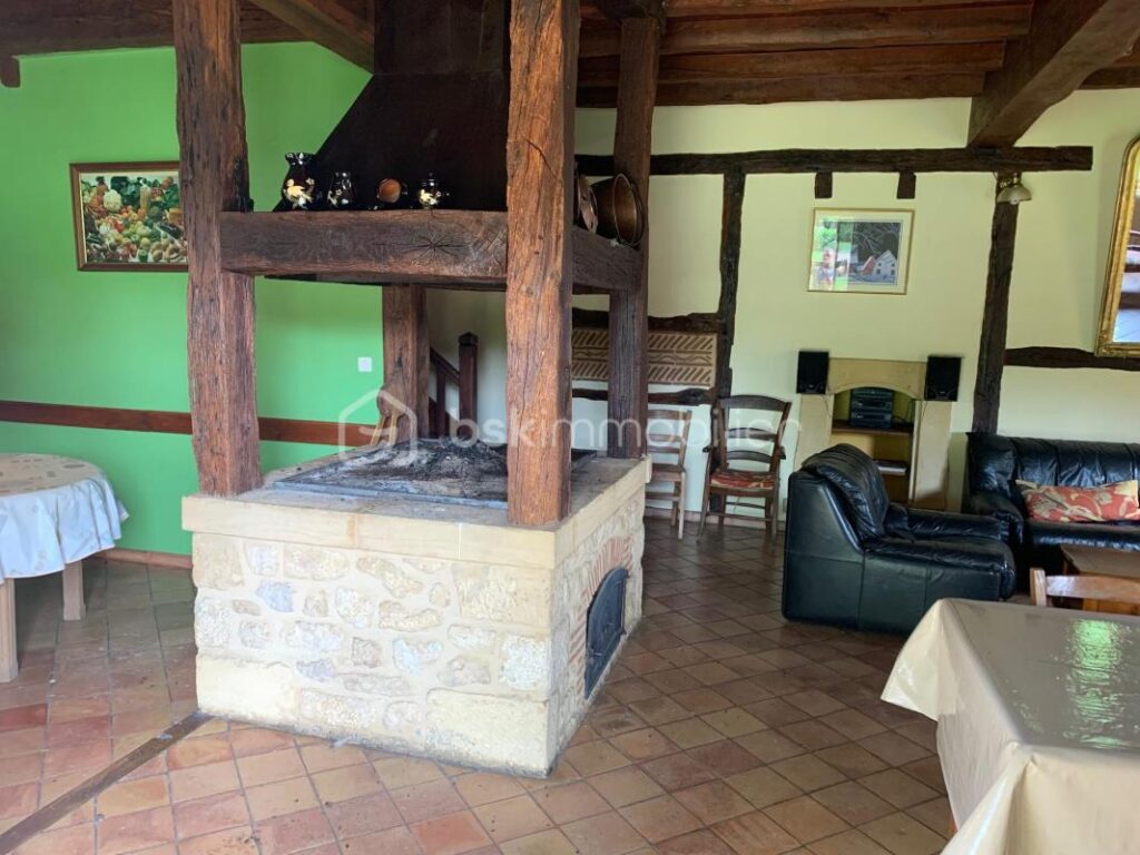 Propriété de 2 belles maisons de style Périgourdin avec piscine – 10 pièces – 6 chambres – 240 m²