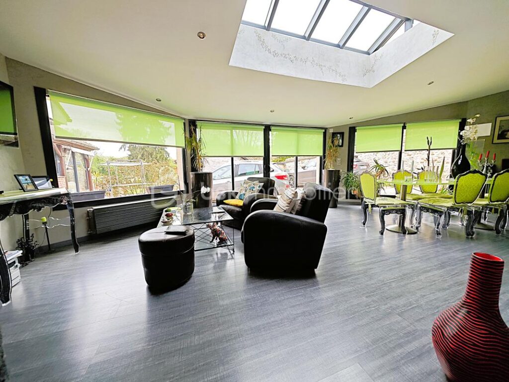 À 10 minutes de RAMBOUILLET, propriété de 220m²habitable sur terrain de 940m² avec une magnifique piscine de 5 M par 10 M – 4 pièces – 3 chambres – 171 m²