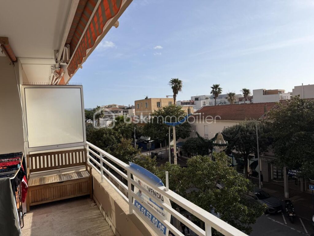 Cavalaire-sur-Mer (83240) – Appartement T4 traversant de plus de 84m2 en Centre Ville, à 150 m du bord de Mer – 4 pièces – 3 chambres – 84 m²