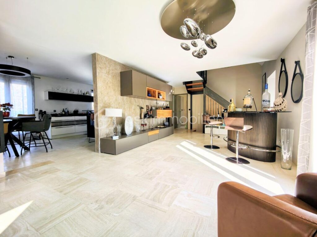 Maison contemporaine charmante et spacieuse à Jouars-Pontchartrain – 8 pièces – 3 chambres – 233 m²