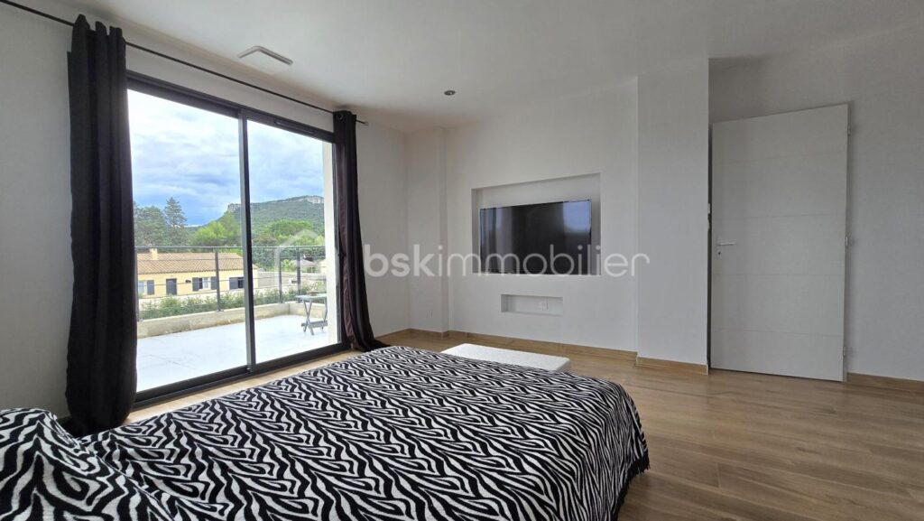 Villa contemporaine avec suite parentale en RDC, piscine, garage et grand jardin – 6 pièces – 4 chambres – 188 m²