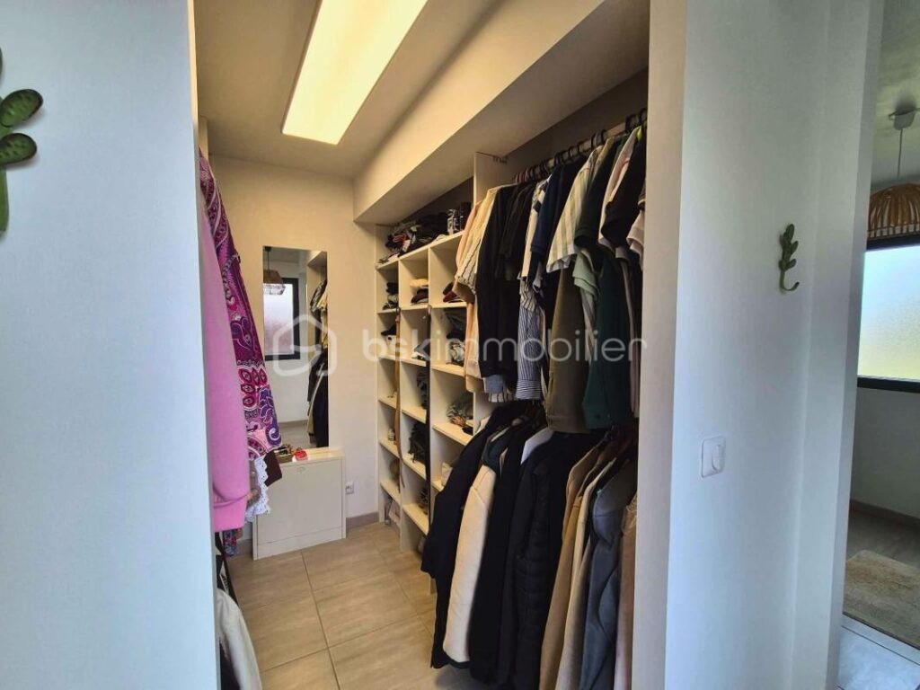Exclusivité Maison contemporaine de 2018 – 154 m² – DPE A – Plain pied et Suite parentale – Terrain 1 139 m² – Garage – 6 pièces – 5 chambres – 154 m²