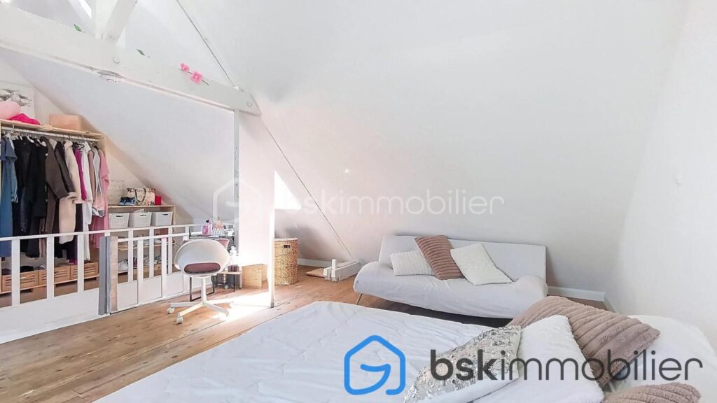 Maison INDIVIDUELLE LOCAL profession libérale – 8 pièces – 4 chambres – 210 m²
