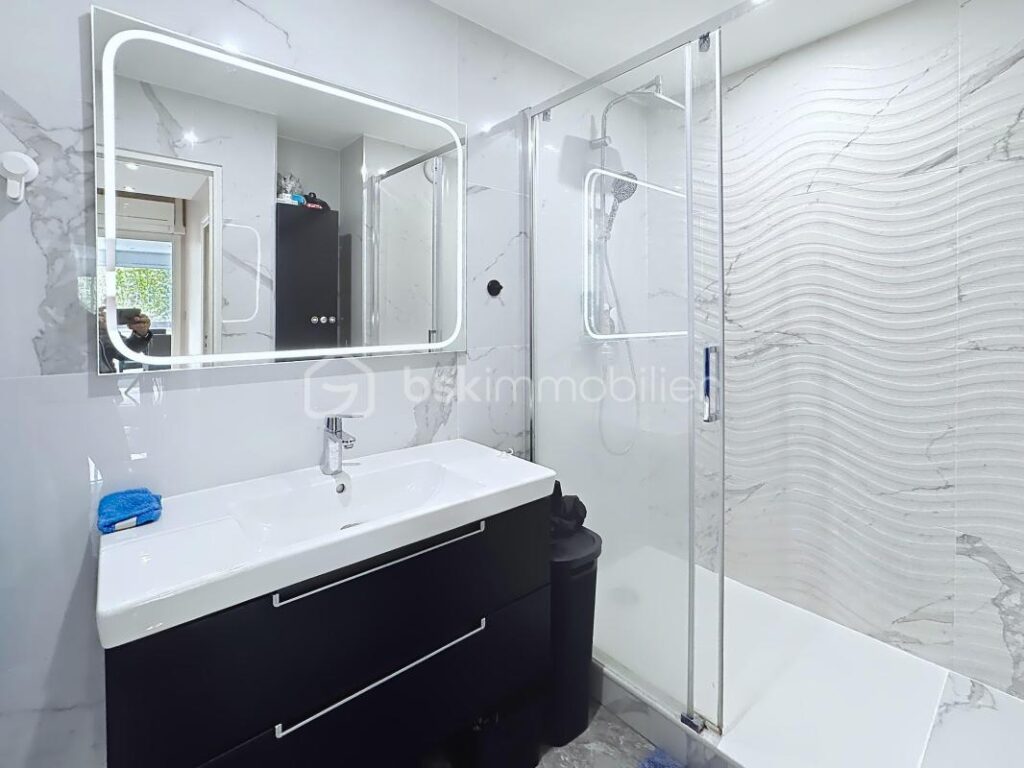Appartement de 83 m2 avec terrasse – 4 pièces – 3 chambres – 82 m²