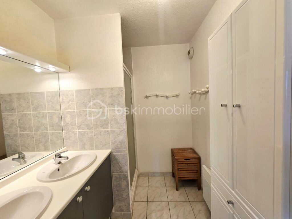 EN EXCLUSIVITÉ – VUE ÉTANG – PLACE PRIVATIVE – 3 pièces – 2 chambres – 63 m²