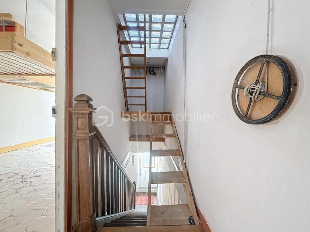 Charmante maison de ville sur 3 niveaux à fort potentiel!! – 5 pièces – 3 chambres – 116 m²