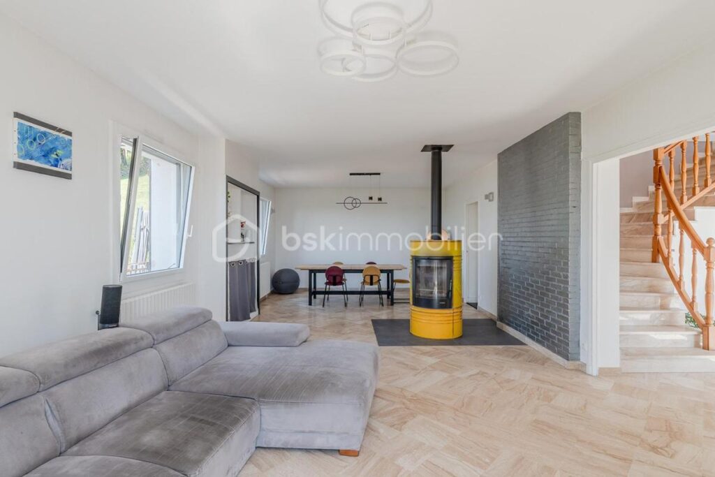 MAISON FAMILIALE AVEC VUE DÉGAGÉE, AU CALME DANS UN CADRE EXCEPTIONNEL PROCHE COMMODITÉS – 8 pièces – 5 chambres – 241 m²