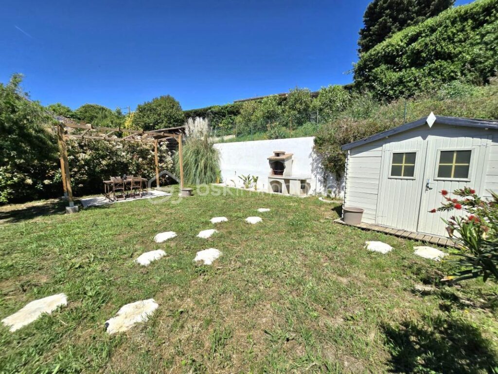 A Villeneuve-Loubet – Appartement 3 pièces atypique avec jardin de 200 m² et aperçu mer – 3 pièces – 2 chambres – 63 m²